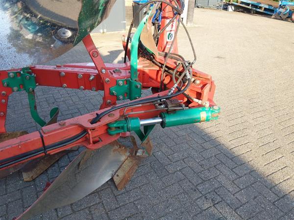 Grote foto kverneland vd 85 4 schaar ploeg met packomat vorenpakker agrarisch ploegen