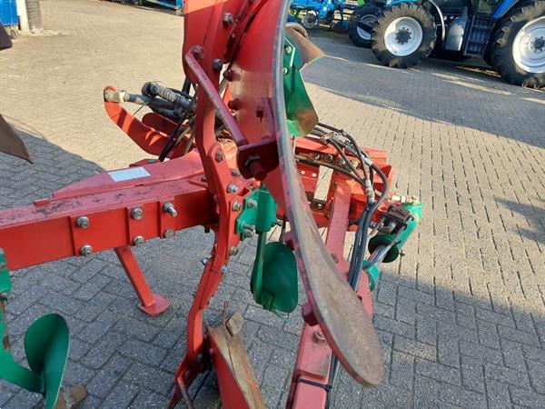 Grote foto kverneland vd 85 4 schaar ploeg met packomat vorenpakker agrarisch ploegen