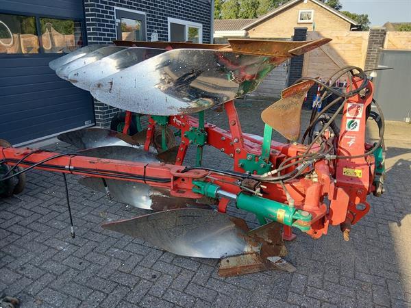 Grote foto kverneland vd 85 4 schaar ploeg met packomat vorenpakker agrarisch ploegen