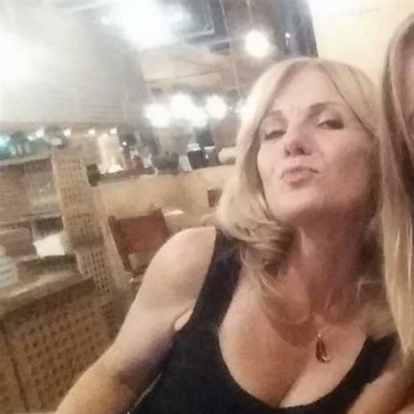 Grote foto intens ongelukkig zullen we elkaar helpen contacten en berichten vrouw zoekt man
