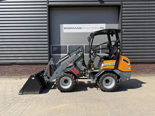 Grote foto giant g2200 e minishovel kniklader elektrisch 2021 agrarisch shovels