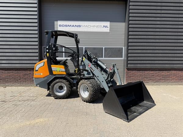 Grote foto giant g2200 e minishovel kniklader elektrisch 2021 agrarisch shovels