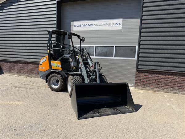 Grote foto giant g2200 e minishovel kniklader elektrisch 2021 agrarisch shovels