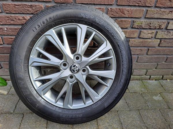 Grote foto toyota yaris 15 inch velgen met zomer banden auto onderdelen banden en velgen