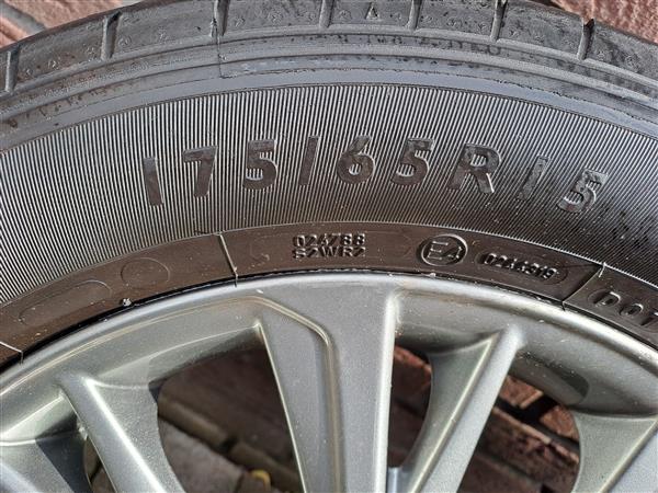 Grote foto toyota yaris 15 inch velgen met zomer banden auto onderdelen banden en velgen