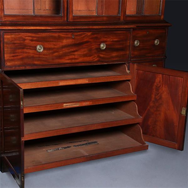 Grote foto engels georgian break front bibliotheekkast ca 1810 in mahonie met uittrekbaar bureau no.422405 antiek en kunst overige in antiek gebruiksvoorwerpen