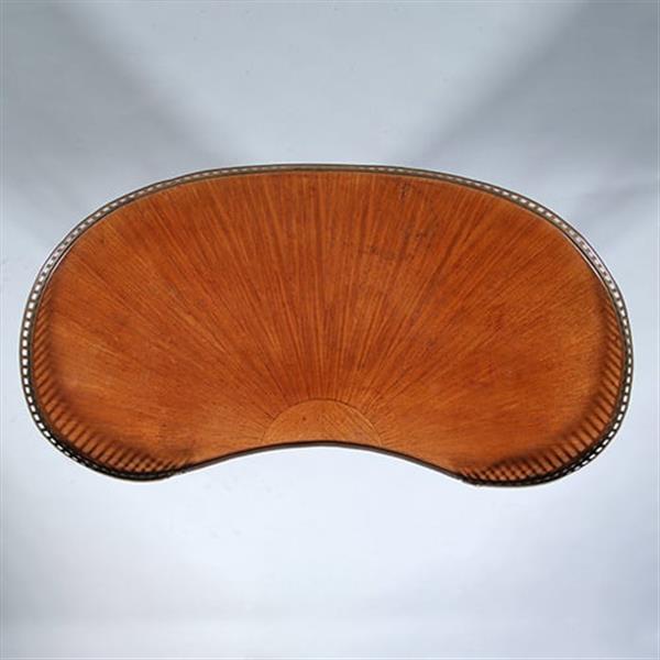 Grote foto niervormige etagiere of bijzettafel met messing rand en zonmotief ca 1900 no.422445 antiek en kunst stoelen en banken