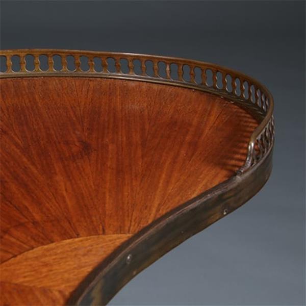 Grote foto niervormige etagiere of bijzettafel met messing rand en zonmotief ca 1900 no.422445 antiek en kunst stoelen en banken