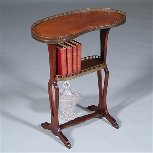 Grote foto niervormige etagiere of bijzettafel met messing rand en zonmotief ca 1900 no.422445 antiek en kunst stoelen en banken