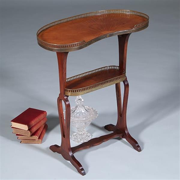 Grote foto niervormige etagiere of bijzettafel met messing rand en zonmotief ca 1900 no.422445 antiek en kunst stoelen en banken