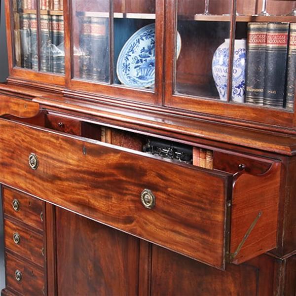 Grote foto engels georgian break front bibliotheekkast ca 1810 in mahonie met uittrekbaar bureau no.422405 antiek en kunst overige in antiek gebruiksvoorwerpen