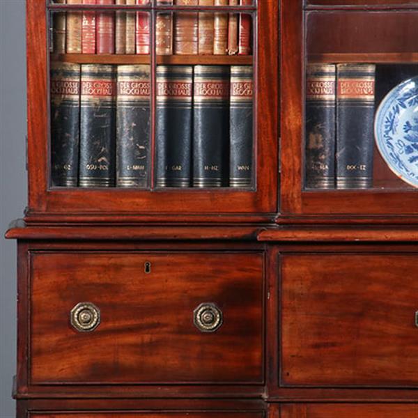 Grote foto engels georgian break front bibliotheekkast ca 1810 in mahonie met uittrekbaar bureau no.422405 antiek en kunst overige in antiek gebruiksvoorwerpen
