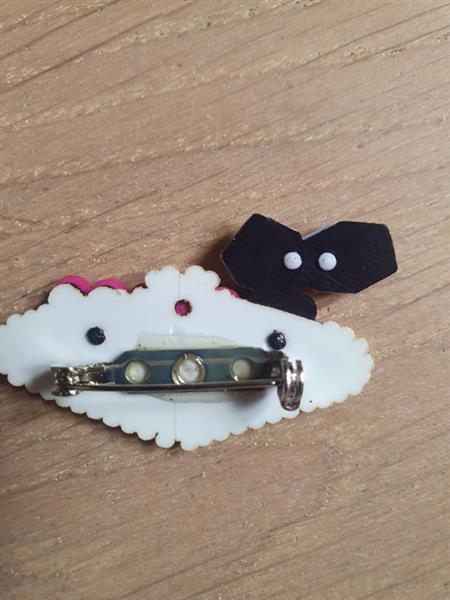 Grote foto bow and crossbones vegas brooch. kleding dames sieraden