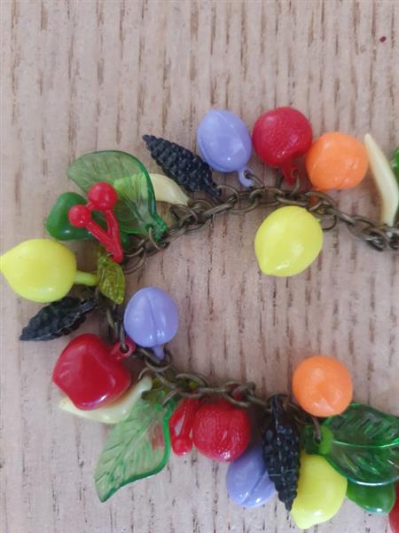 Grote foto bow and crossbones fruit armband. kleding dames sieraden