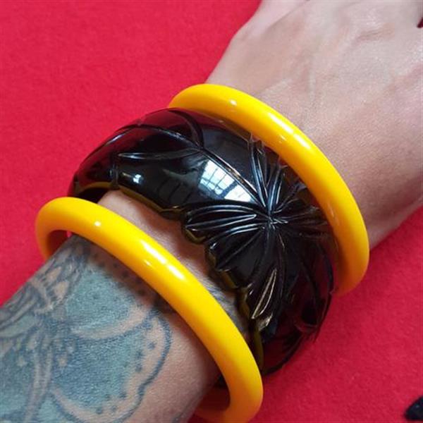 Grote foto bow and crossbones fakelite bangle. kleding dames sieraden