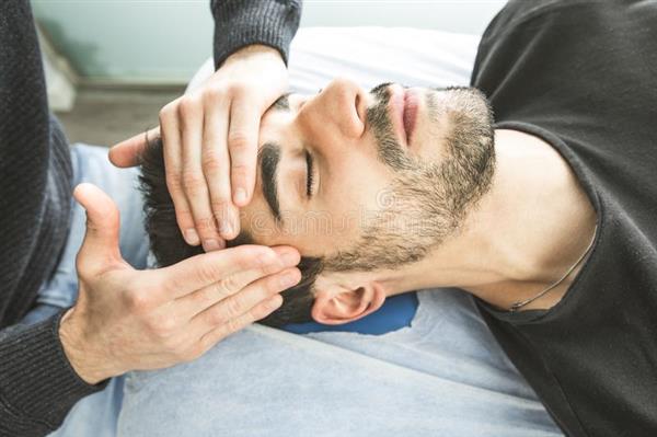 Grote foto huid honger man tot man diensten en vakmensen masseurs en massagesalons