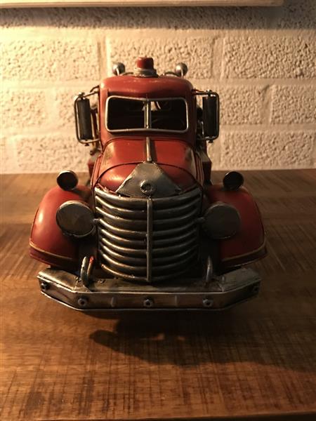 Grote foto mooi metalen schaalmodel van een brandweerwagen brandweerauto mooi in detail tuin en terras tuindecoratie