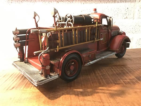 Grote foto mooi metalen schaalmodel van een brandweerwagen brandweerauto mooi in detail tuin en terras tuindecoratie