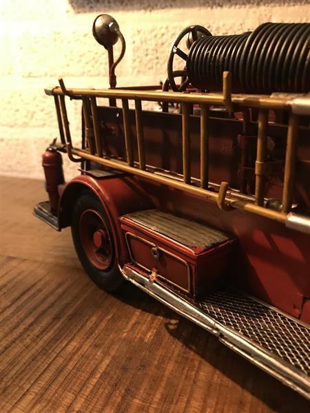 Grote foto mooi metalen schaalmodel van een brandweerwagen brandweerauto mooi in detail tuin en terras tuindecoratie