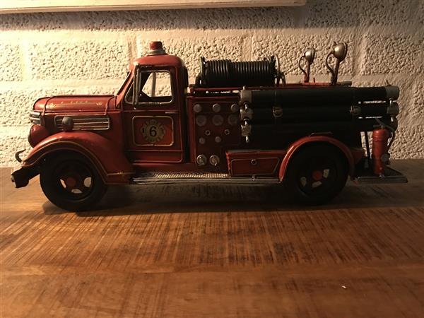 Grote foto mooi metalen schaalmodel van een brandweerwagen brandweerauto mooi in detail tuin en terras tuindecoratie