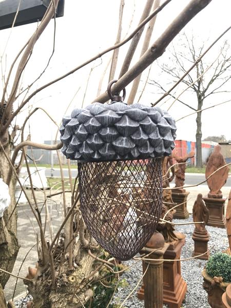 Grote foto vogelvoeder plek voederbak in de vorm van een eikel hele leuke tuin decoratie tuin en terras tuindecoratie