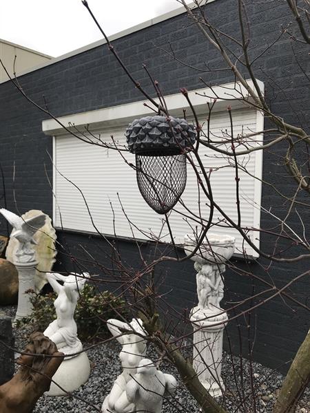 Grote foto vogelvoeder plek voederbak in de vorm van een eikel hele leuke tuin decoratie tuin en terras tuindecoratie