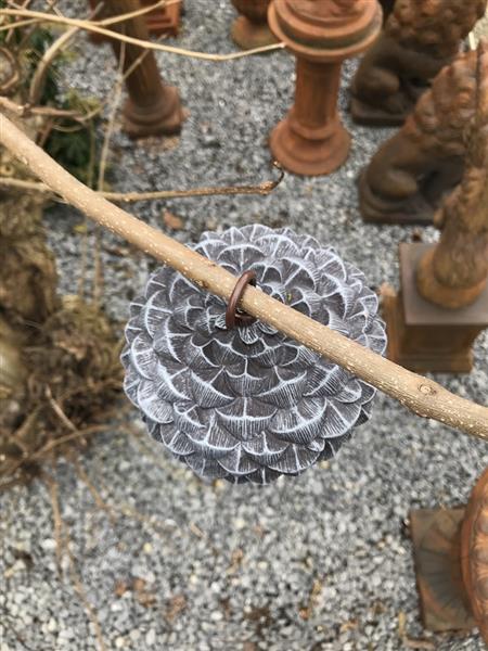 Grote foto vogelvoeder plek voederbak in de vorm van een eikel hele leuke tuin decoratie tuin en terras tuindecoratie