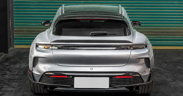 Grote foto dit betreft een porsche taycan sport cross turismo carbon kofferklep bak spoiler lip auto onderdelen tuning en styling