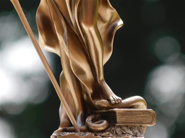 Grote foto beeld vrouwe justitia brons look 35 cm polystone tuin en terras tuindecoratie