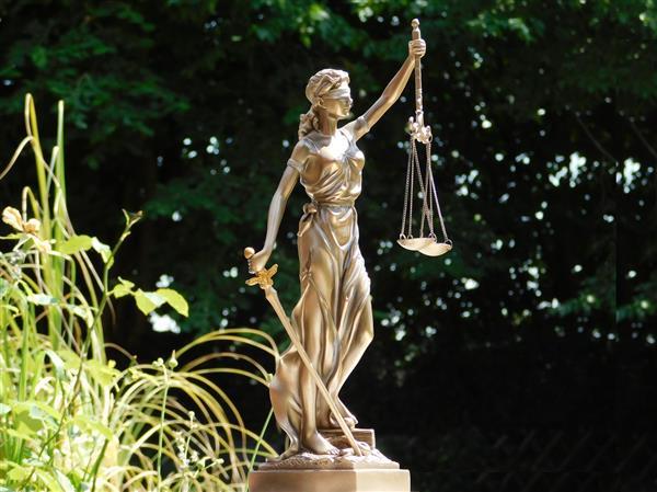 Grote foto beeld vrouwe justitia brons look 35 cm polystone tuin en terras tuindecoratie