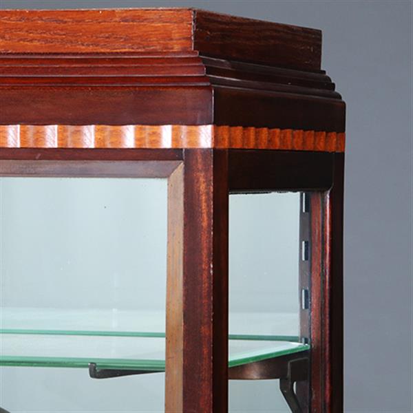 Grote foto art deco vitrinekast in mahonie met contrasterende essenhouten golflijst ca 1915 no.421025 antiek en kunst stoelen en banken