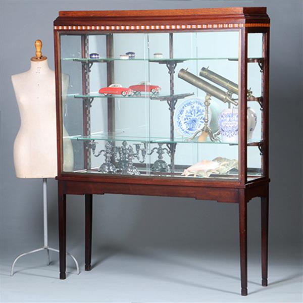 Grote foto art deco vitrinekast in mahonie met contrasterende essenhouten golflijst ca 1915 no.421025 antiek en kunst stoelen en banken