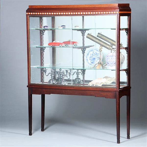 Grote foto art deco vitrinekast in mahonie met contrasterende essenhouten golflijst ca 1915 no.421025 antiek en kunst stoelen en banken