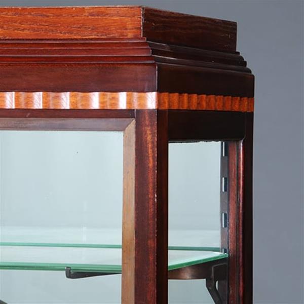 Grote foto art deco vitrinekast in mahonie met contrasterende essenhouten golflijst ca 1915 no.421025 antiek en kunst stoelen en banken