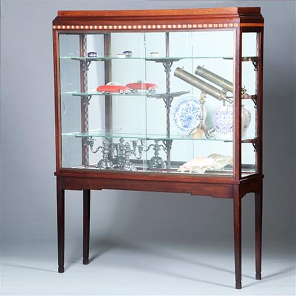 Grote foto art deco vitrinekast in mahonie met contrasterende essenhouten golflijst ca 1915 no.421025 antiek en kunst stoelen en banken