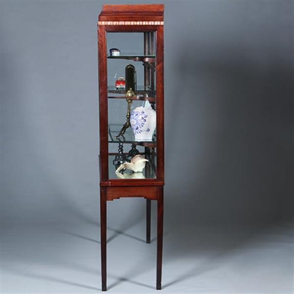Grote foto art deco vitrinekast in mahonie met contrasterende essenhouten golflijst ca 1915 no.421025 antiek en kunst stoelen en banken