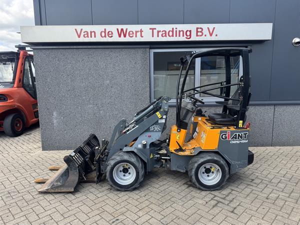 Grote foto giant d 254sw mini shovel wiellader 2016 bak vorkenbord 996uur agrarisch shovels