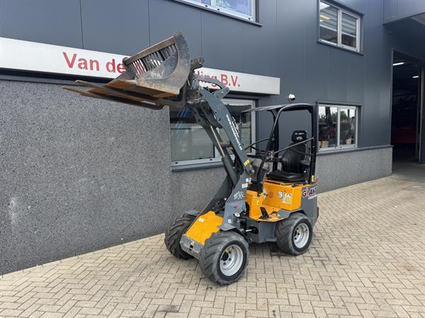 Grote foto giant d 254sw mini shovel wiellader 2016 bak vorkenbord 996uur agrarisch shovels