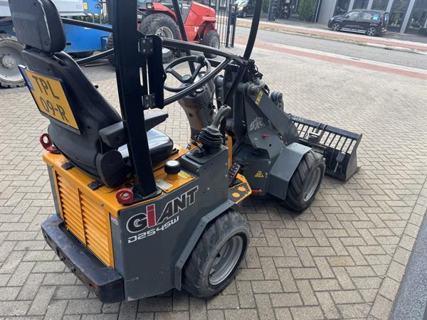 Grote foto giant d 254sw mini shovel wiellader 2016 bak vorkenbord 996uur agrarisch shovels