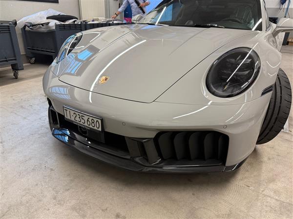 Grote foto dit betreft een porsche 992.2 gts carbon voorlip vervangend model auto onderdelen tuning en styling