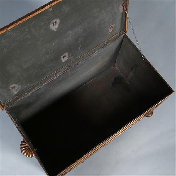 Grote foto antieke ijzeren beschilderde empire kist in prachtige oude kleur op bolpoten en met sterren ca 1810 antiek en kunst stoelen en banken