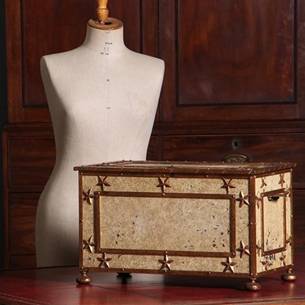 Grote foto antieke ijzeren beschilderde empire kist in prachtige oude kleur op bolpoten en met sterren ca 1810 antiek en kunst stoelen en banken