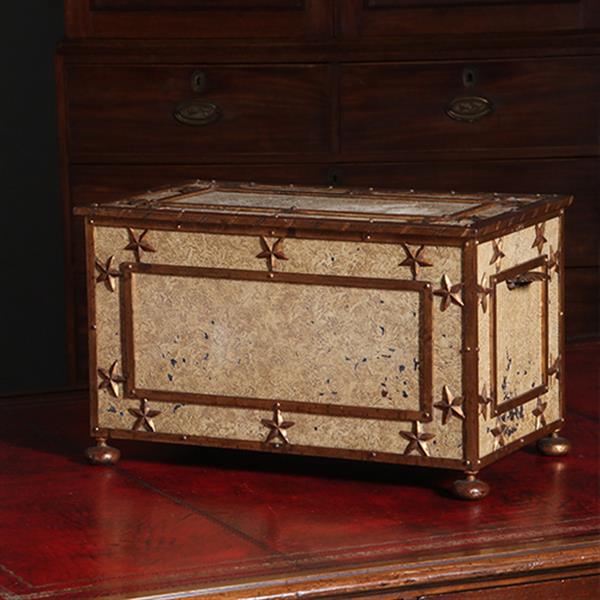 Grote foto antieke ijzeren beschilderde empire kist in prachtige oude kleur op bolpoten en met sterren ca 1810 antiek en kunst stoelen en banken