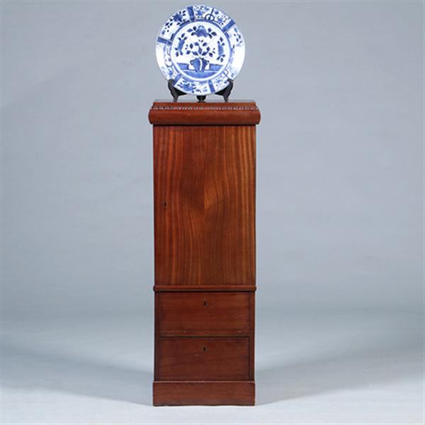 Grote foto art deco zuilvormige kast of kastvormige zuil met 1 deur en twee kleine laden ca 1915 no.431540 antiek en kunst stoelen en banken