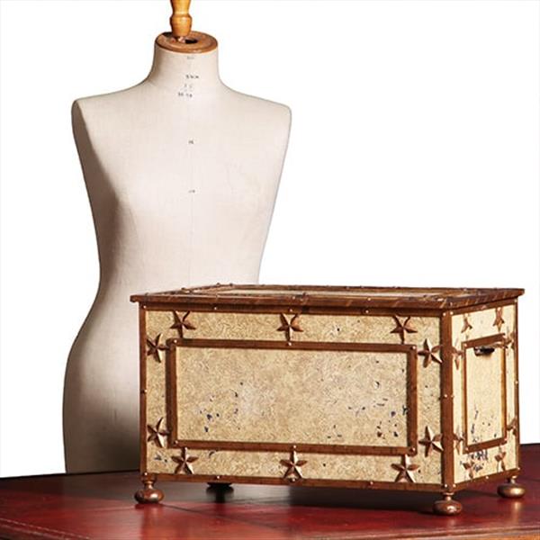 Grote foto antieke ijzeren beschilderde empire kist in prachtige oude kleur op bolpoten en met sterren ca 1810 antiek en kunst stoelen en banken