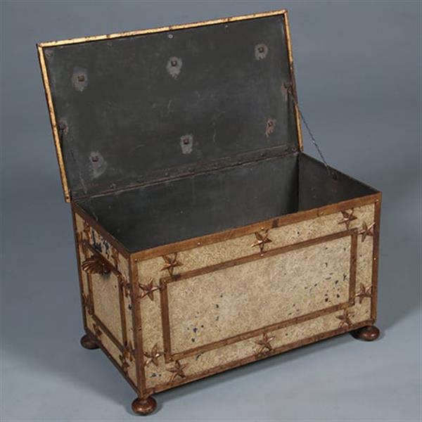 Grote foto antieke ijzeren beschilderde empire kist in prachtige oude kleur op bolpoten en met sterren ca 1810 antiek en kunst stoelen en banken