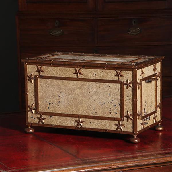 Grote foto antieke ijzeren beschilderde empire kist in prachtige oude kleur op bolpoten en met sterren ca 1810 antiek en kunst stoelen en banken
