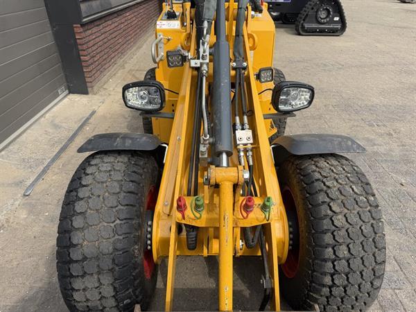 Grote foto knikmops 130 minishovel bj 2024 490 lease agrarisch shovels