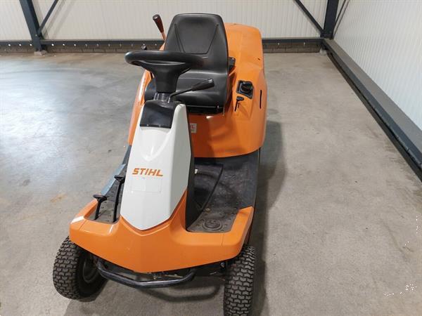 Grote foto stihl zitmaaier met opvang tuin en terras zitmaaiers