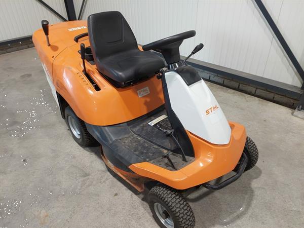 Grote foto stihl zitmaaier met opvang tuin en terras zitmaaiers